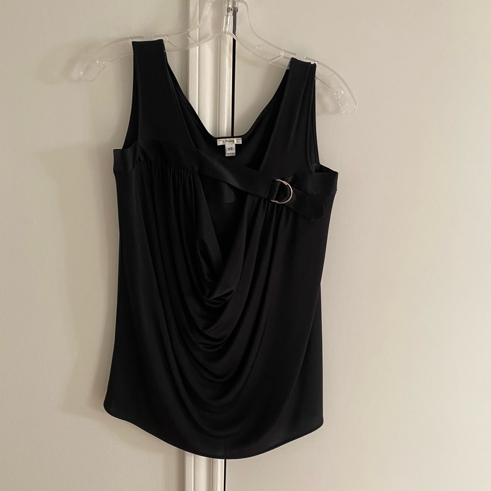 Deep neckline black top. - Picture 3 of 4